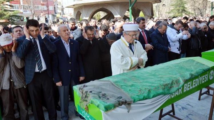 İşadamı Alimoğlunun annesi toprağa verildi