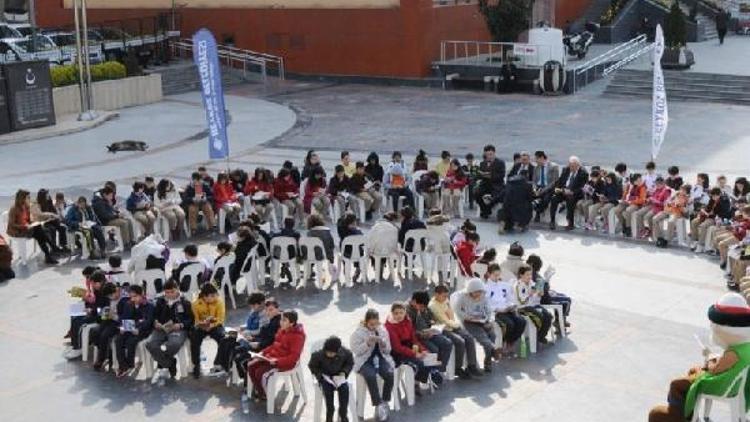 Beykozlu öğrenciler Belediye Meydanında kitap okudu