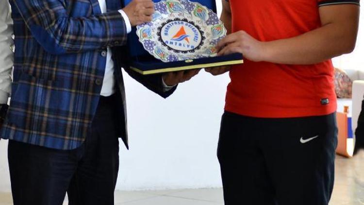 Başkan Uysaldan şampiyon güreşçiye plaket