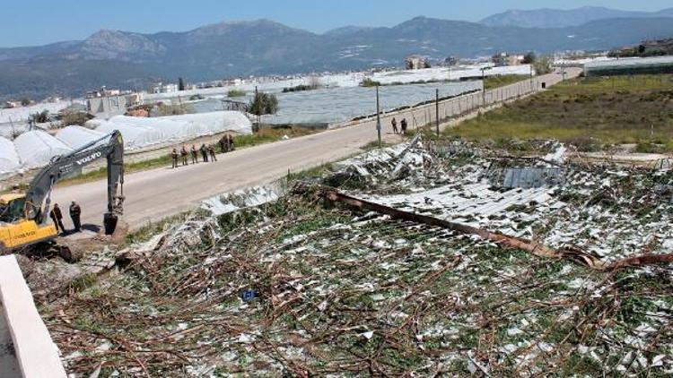 Turizm alanına yapılan sera, iş makineleriyle yıkıldı