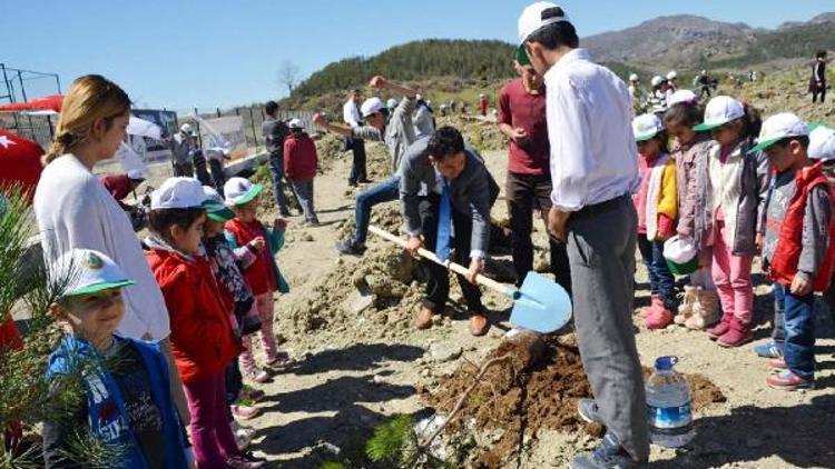 Andırında öğrenciler bin fidan dikti