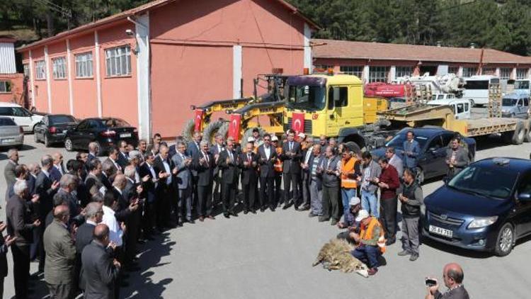 Vali Çomaktekin, çiftçilere sera dağıtımına katıldı