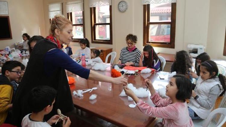 Çocuklar üç boyutlu bez bebek yapıyor