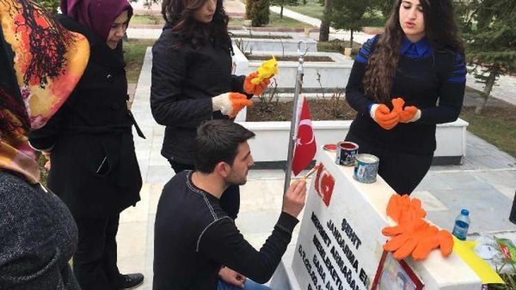 Üniversite öğrencilerinden şehit mezarlarına bakım