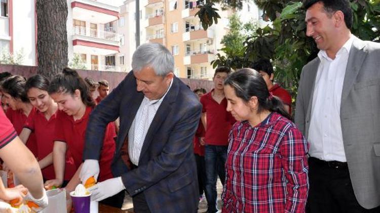 Öğrenciler 1 ton portakal sıkıp, suyunu dağıttı