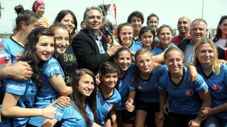 Muratpaşa Belediyesi, kadın futbol takımından desteğini çekti