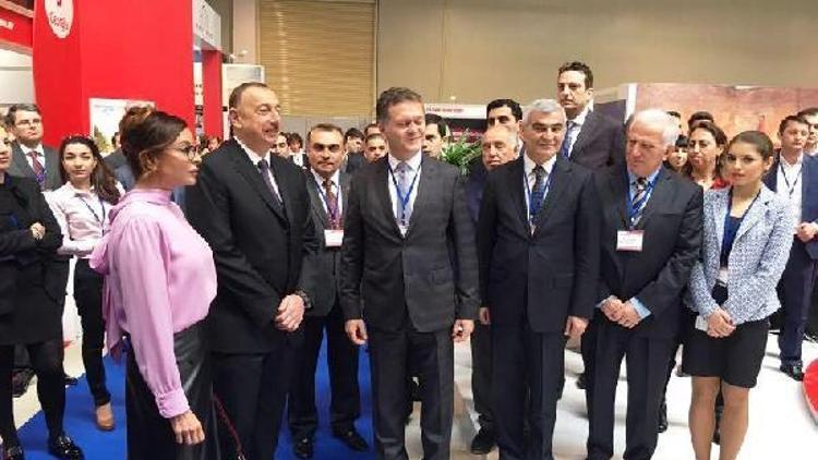 Aliyev İzmir standını gezdi