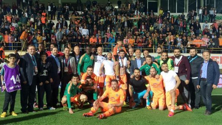 Alanyaspor galibiyeti şehidin oğluna armağan etti