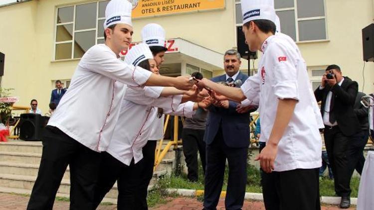 Aşçılık öğrencileri kep atarak mezun oldu