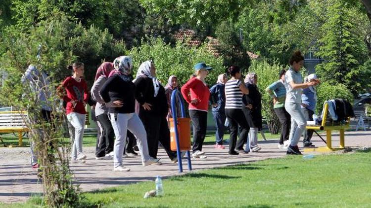 Parklarda sabah sporları başladı