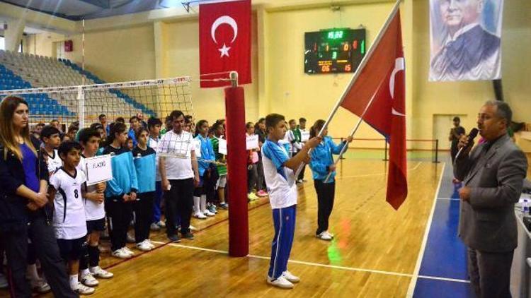 Türkiye okullararası voleybol küçükler grup müsabakası Adana’da başladı