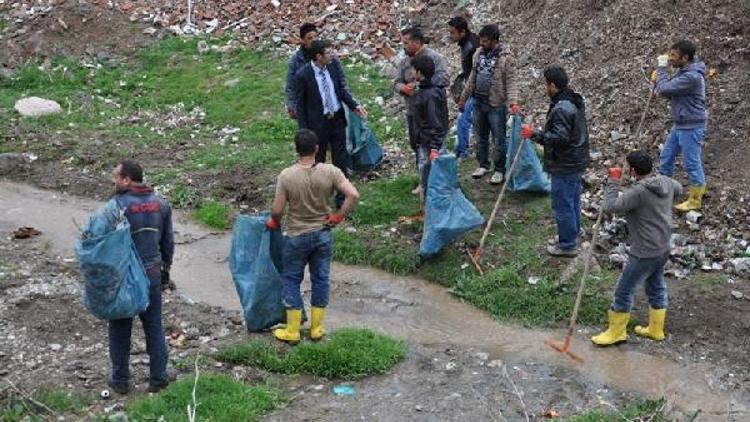 Doğubayazıt Belediyesi dere ıslah çalışması başlattı.