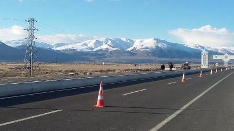 Büyükşehir, yol güvenliği için beton oto korkuluk yapıyor