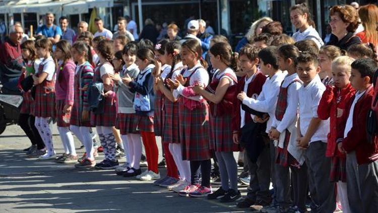 Foça’da çocuk bayramı geleneksel oyunlarla başladı