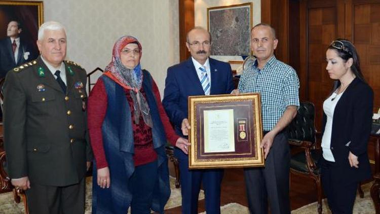 Şehit polisin ailesine Devlet Övünç Madalyası