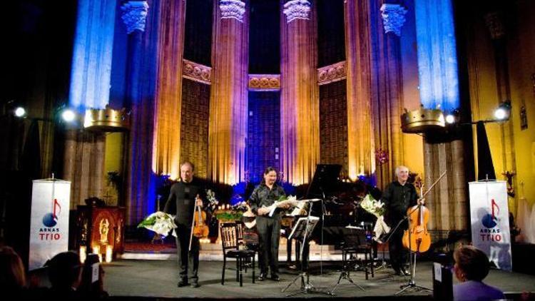 Arkas Trio, kardeşlik ormanı için sahnede