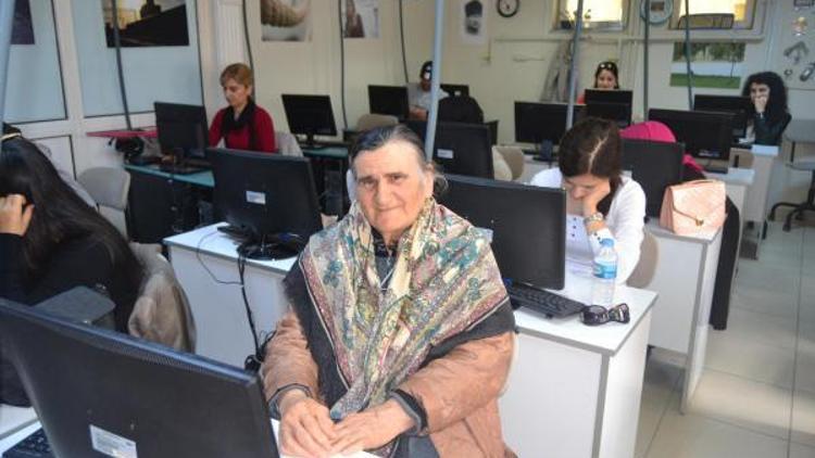 70 yaşındaki kadın bilgisayar kursuna başladı