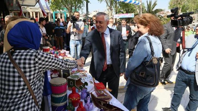 Eyüplü çocuklar, dede ve ninelerinin oynadıkları oyuncaklarla oynuyor