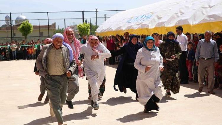 Öğrenciler ilahi okudu, dedeler- nineler Allah için koştu