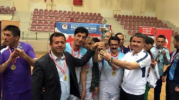 Kurumlar arası voleybol turnuvasının şampiyonu Hacı Mustafa Gazioğlu Ortaokulu oldu.