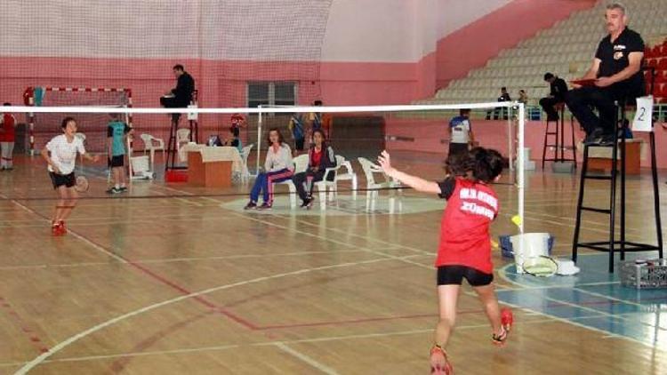 Badminton grup müsabakaları tamamlandı