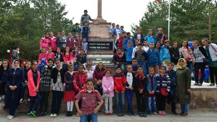 Köy çocukları, tarihi mekanları gezip, şehitliklerde dua edip ve İstanbul Kapıda eğlendiler