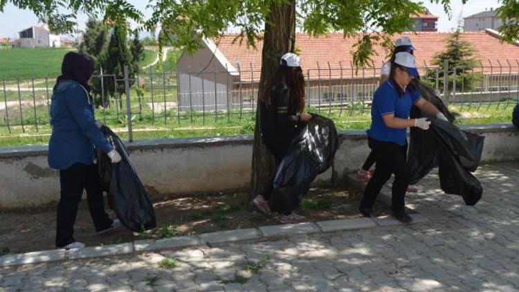 Liselilerden cadde ve sokaklarda temizlik