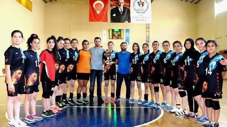 Talas spor Salonu’nda çalışan sporcular kupaya doymadı