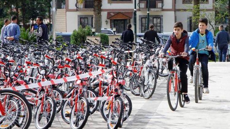 Rizede ilköğretim okullarına 300 bisiklet dağıtıldı