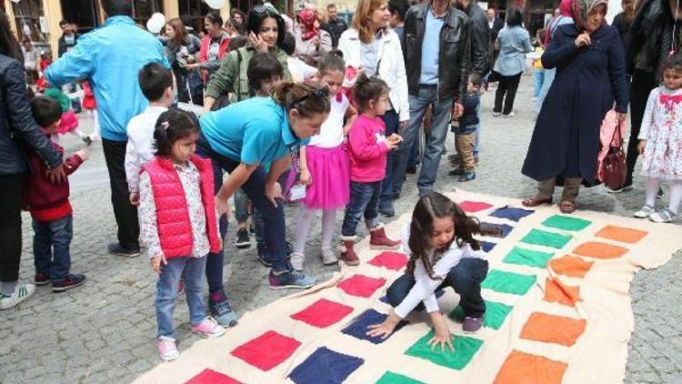 Çocuklar meydanı şenlendirdi