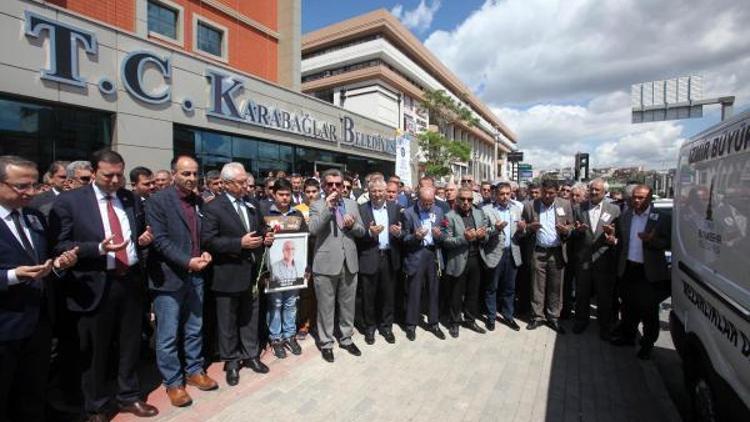 İzmir Büyükşehir Belediyesi önünde duygusal veda-ek