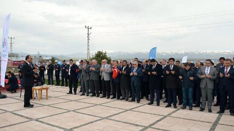 Ardahanlı Şehitlik Anıtına yürüdü