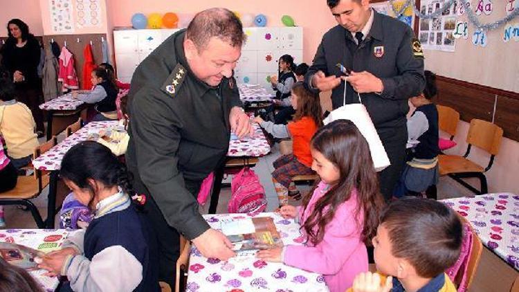 Genel Kurmay Başkanı öğrencileri ödüllendirdi