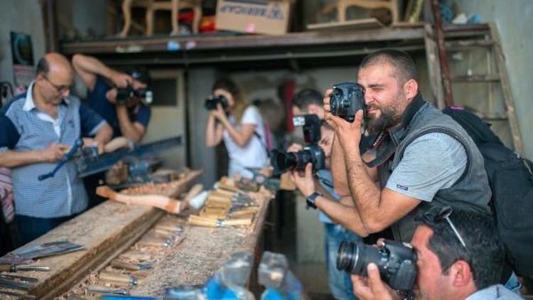 Fotoğrafçılar mobilyacıları görüntülüyor