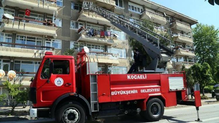 Ocakta unutulan yemek yandı, itfaiye pencereden girdi