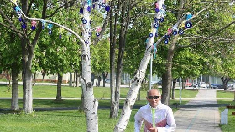 Parkta kuruyan ağaçlar nazar boncuklarıyla süsledi