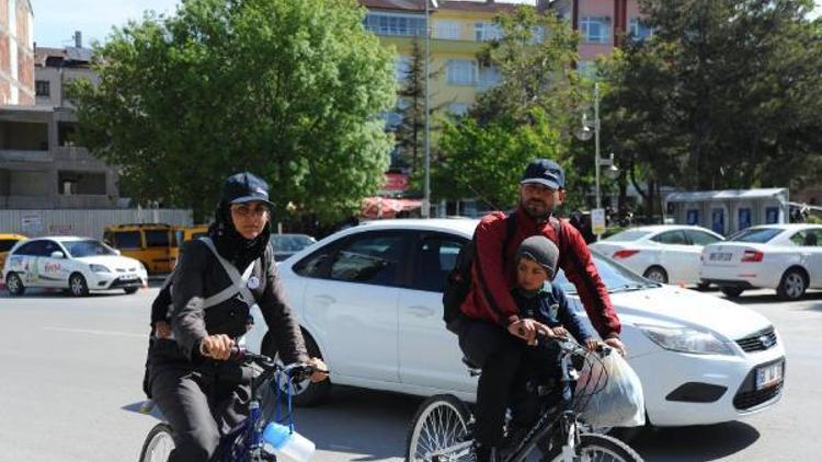 Suriyeli aile, Cumhurbaşkanı Erdoğan’a teşekkür etmek için bisikletle yola çıktılar