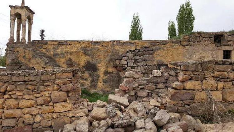 Tarihi camii yıkılma tehlikesi ile karşı karşıya