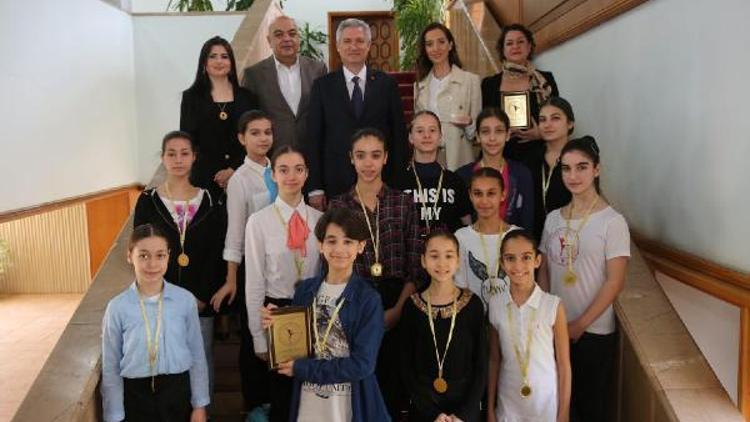 Çukurova Üniversitesi öğrencilerine En İyi Okul ödülü
