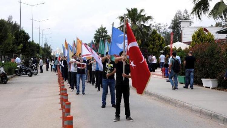 AÜde Türkçülük Günü yürüyüşü