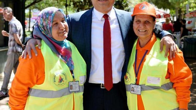 Temizlik işçisi parkta bulduğu parayı sahibine ulaştırdı