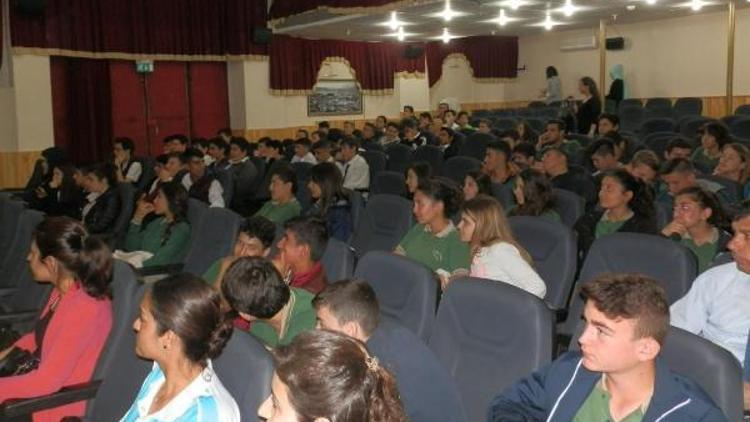 Liseli gençlere Emniyetten Mutlu Bakış semineri