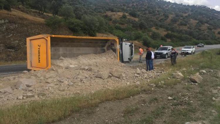 Feldspat madeni yüklü TIR virajda devrildi