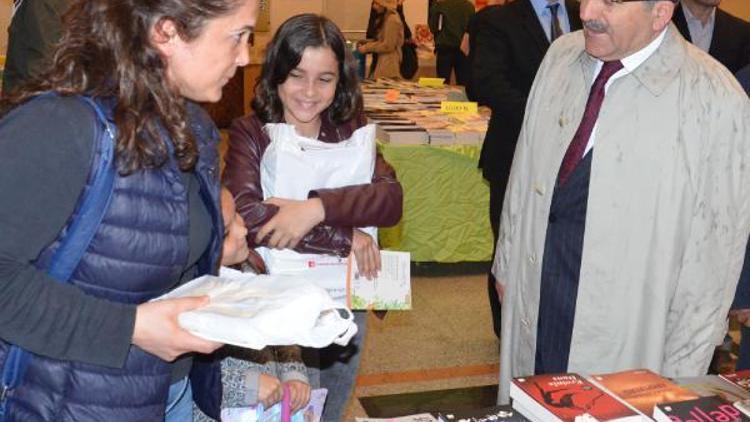 Başkan Gümrükçüoğlu, Trabzon Kitap Fuarı’nı ziyaret etti