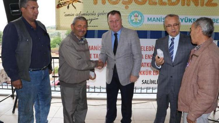 Manisa Büyükşehirden üreticisine ana arı dağıtımı