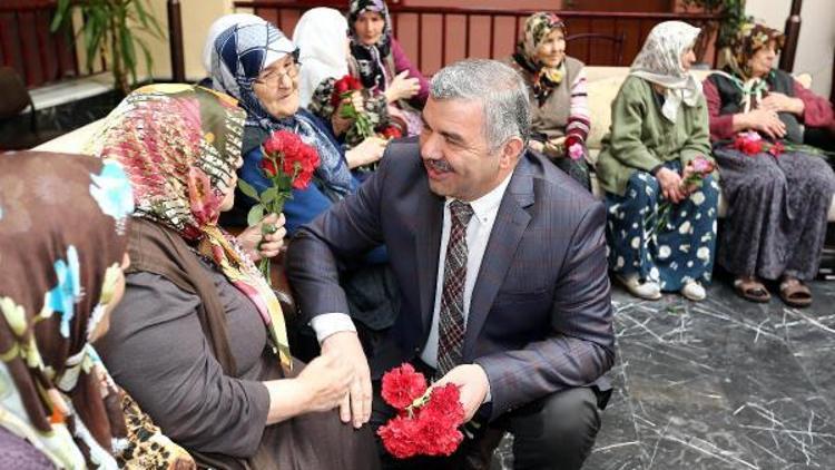 Başkan Çelik, Anneler Gününde üç ayrı programa katıldı, analardan dua istedi