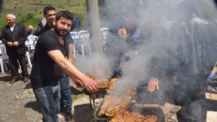 Annelerine Mangal yaptılar