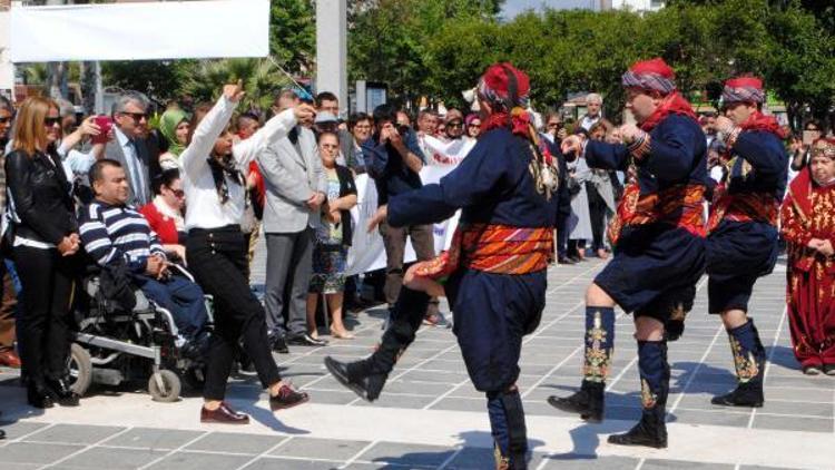 Çanakkalede Engelli Haftasında Atatürk anıtına çelenk sunuldu