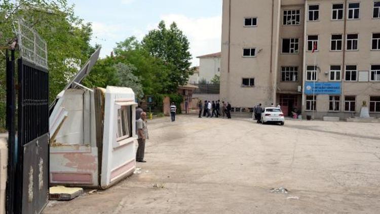 Diyarbakırda polise bomba yüklü araçla yapılan saldırıda 200 kilo patlayıcı kullanılmış