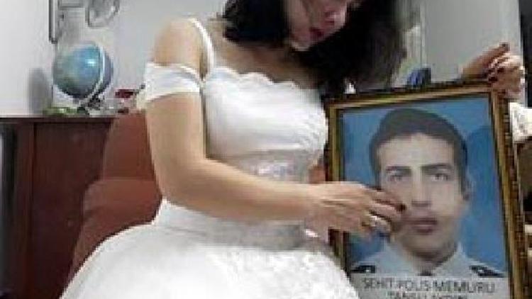 Şehidin Vietnamlı eşi evililik yıldönümlerinde gelinlik giydi